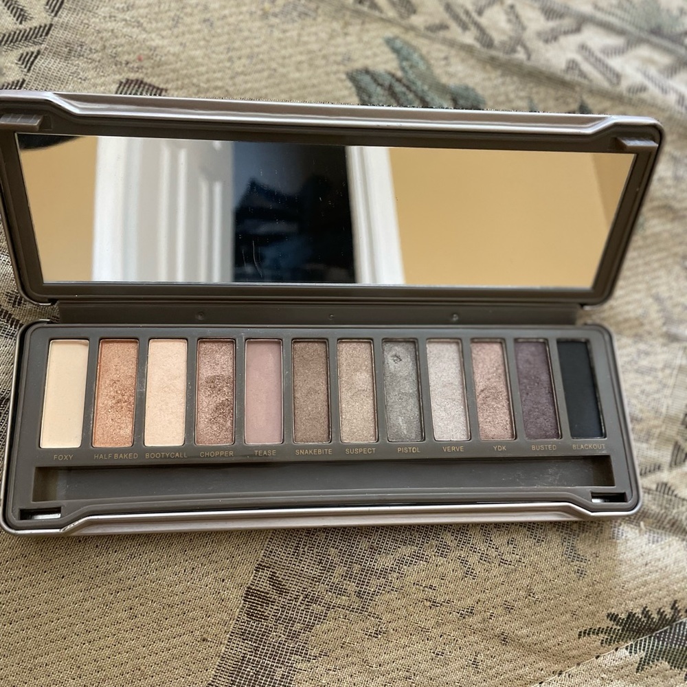 Eyeshadow - Picture 2 of 2